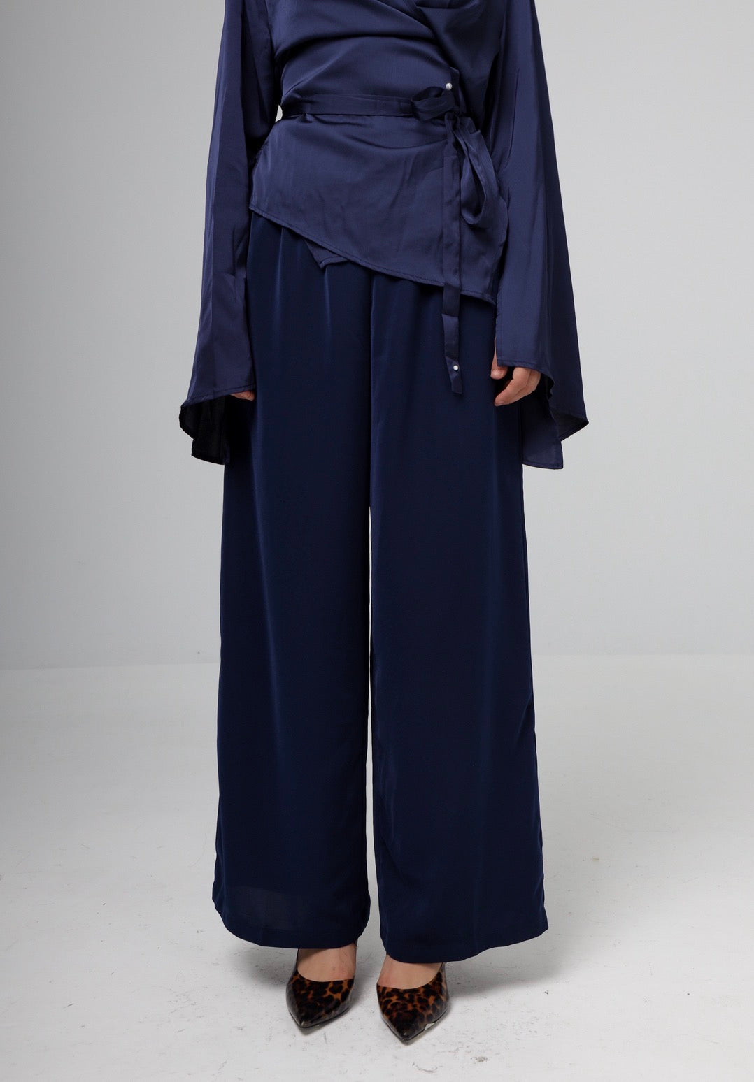“Acacia” pants in navy blue