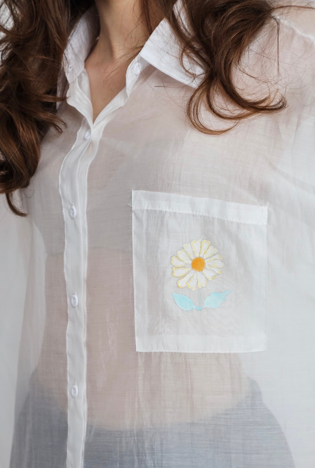 “Painted Daisy” silk shirt in white