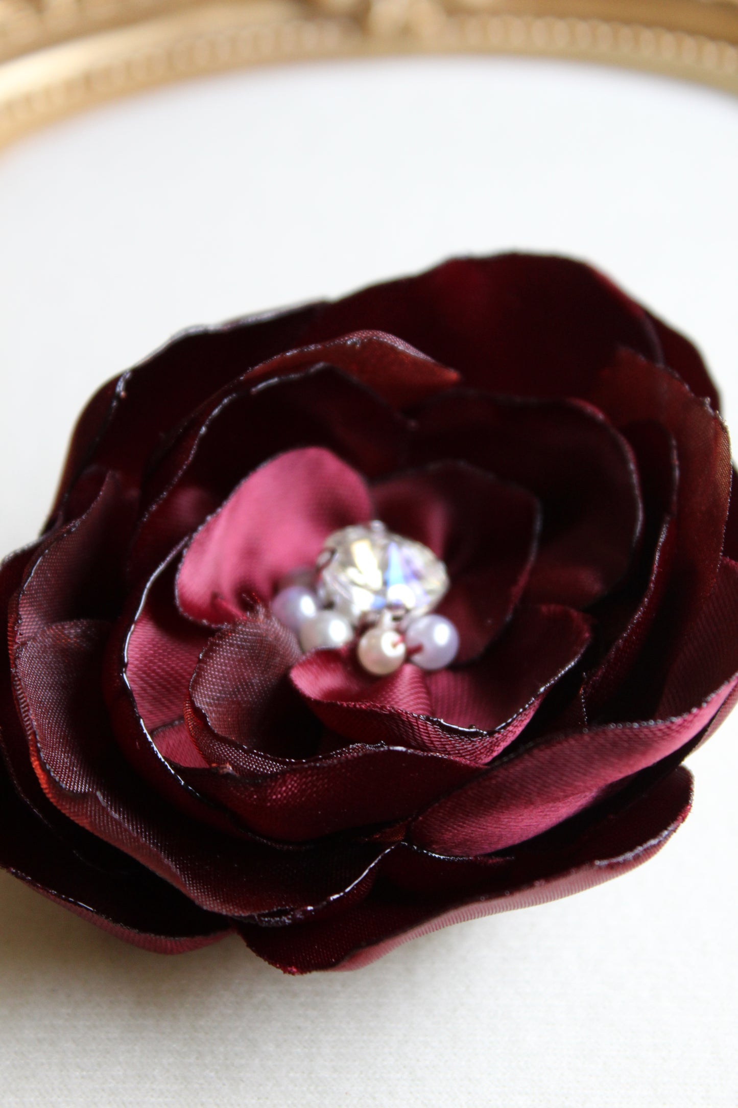 Eve brooch in burgundy
