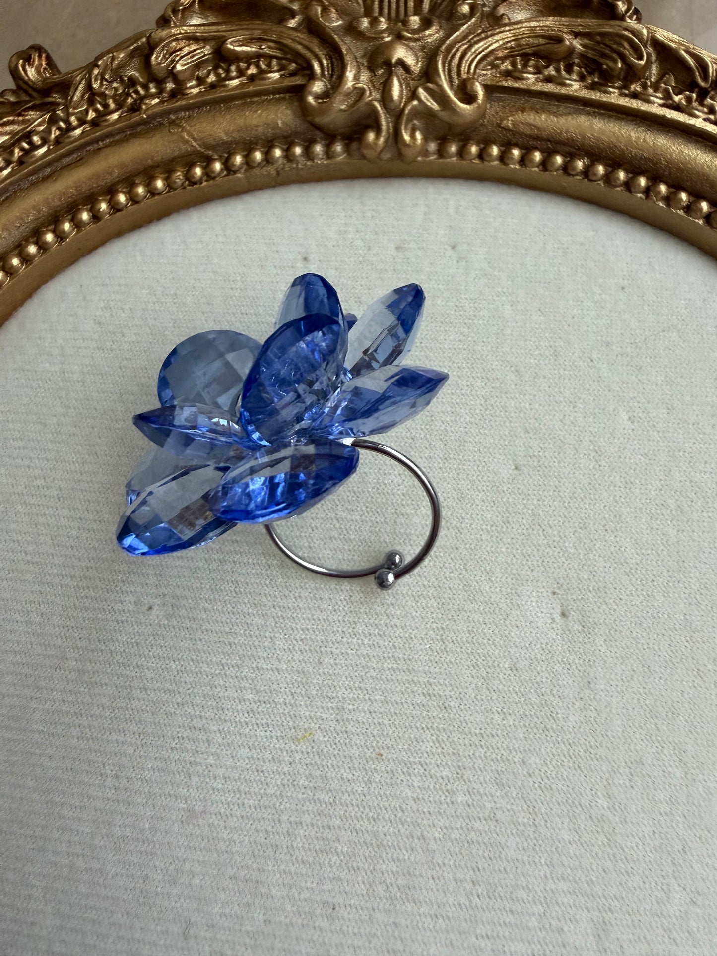 “Crystal Daisy” ring in blue