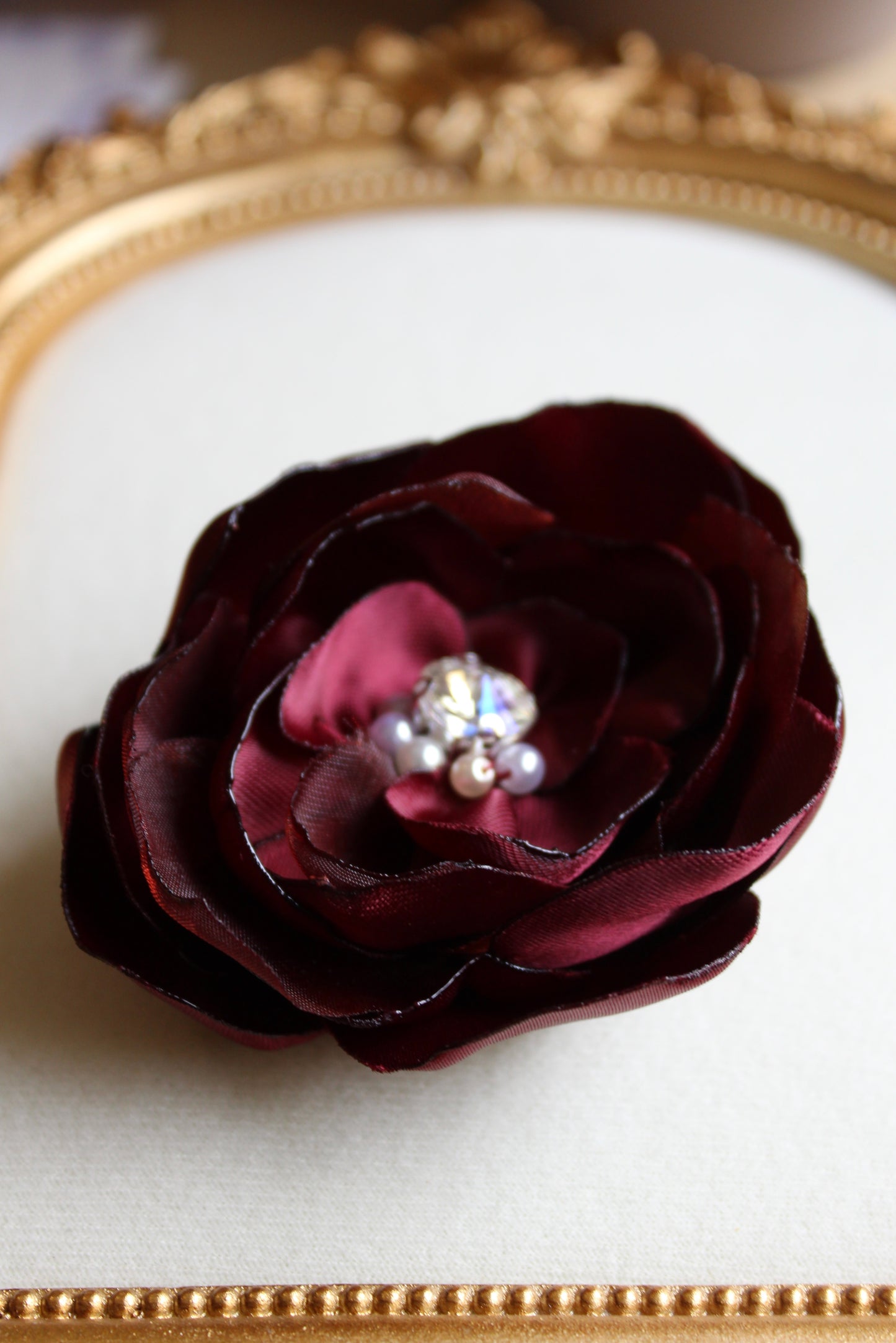 Eve brooch in burgundy