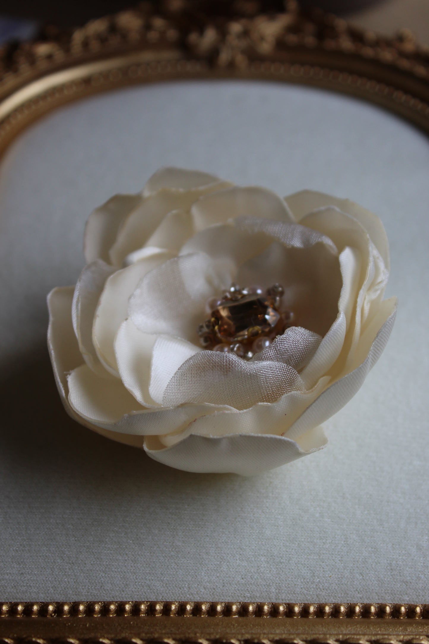 Eve brooch in cream