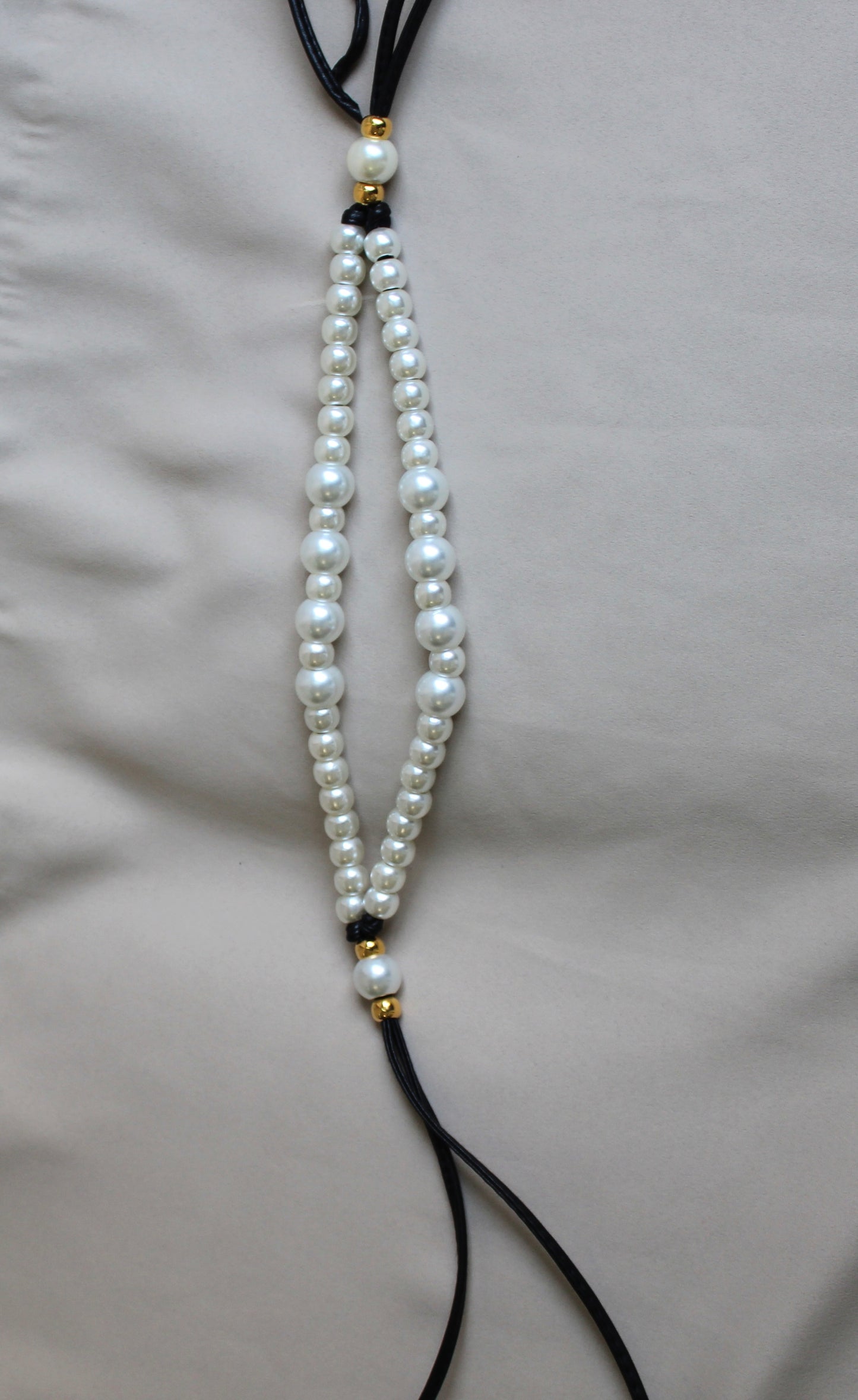 Natalia belt in black with pearls