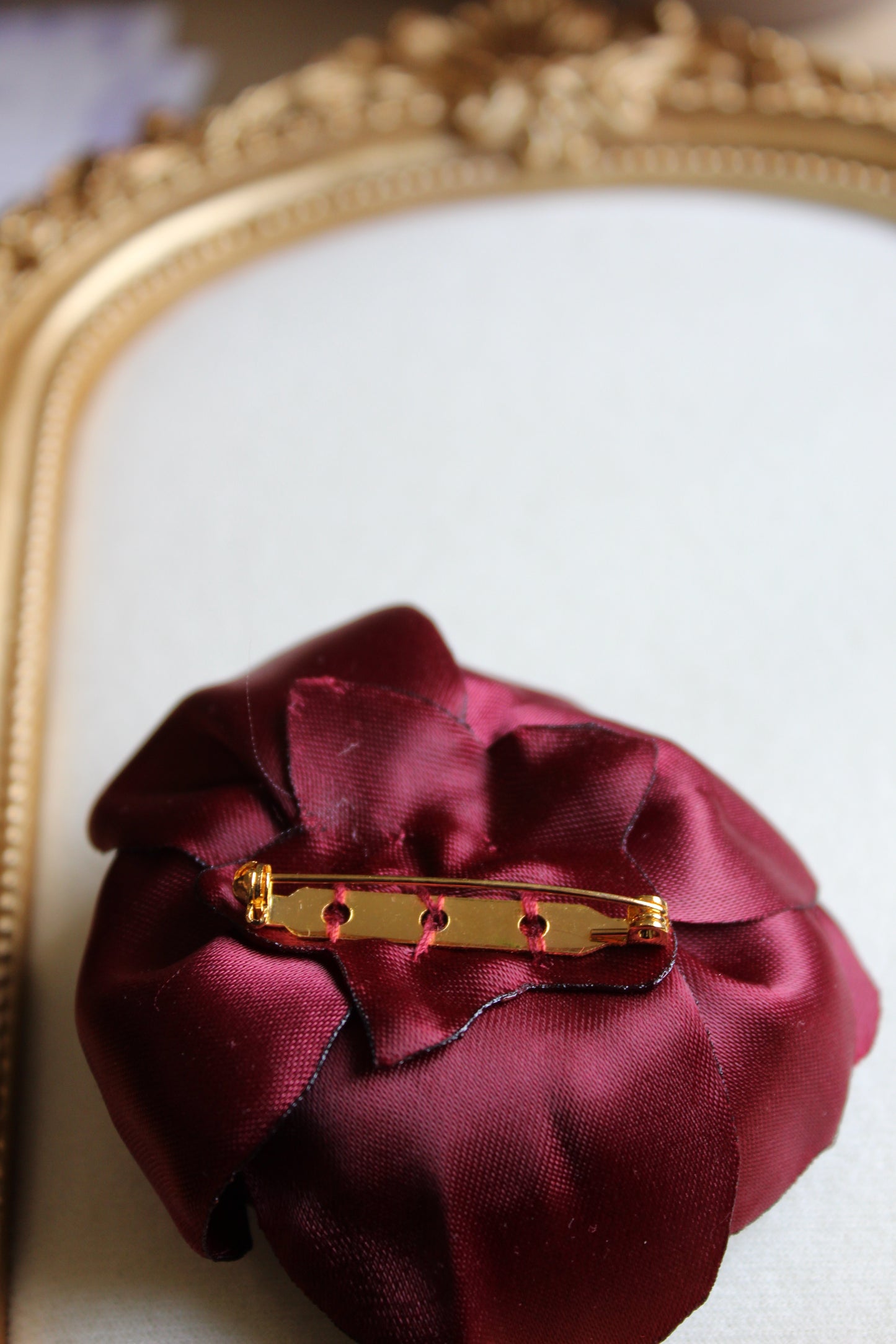 Eve brooch in burgundy
