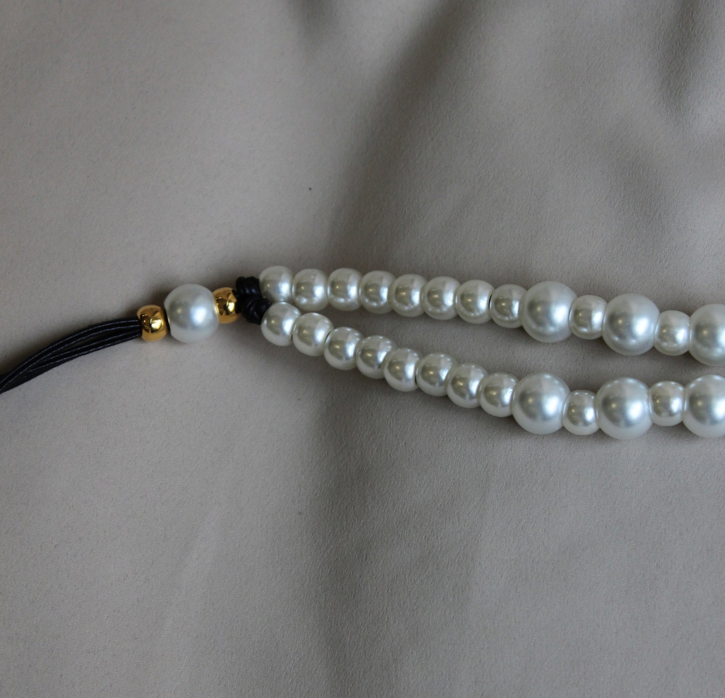 Natalia belt in black with pearls