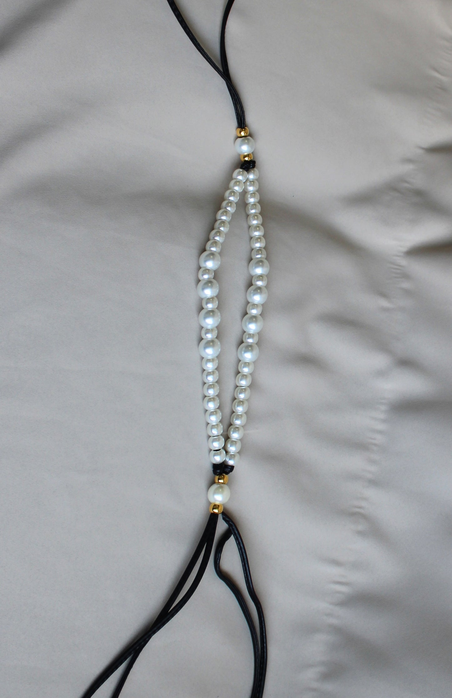 Natalia belt in black with pearls