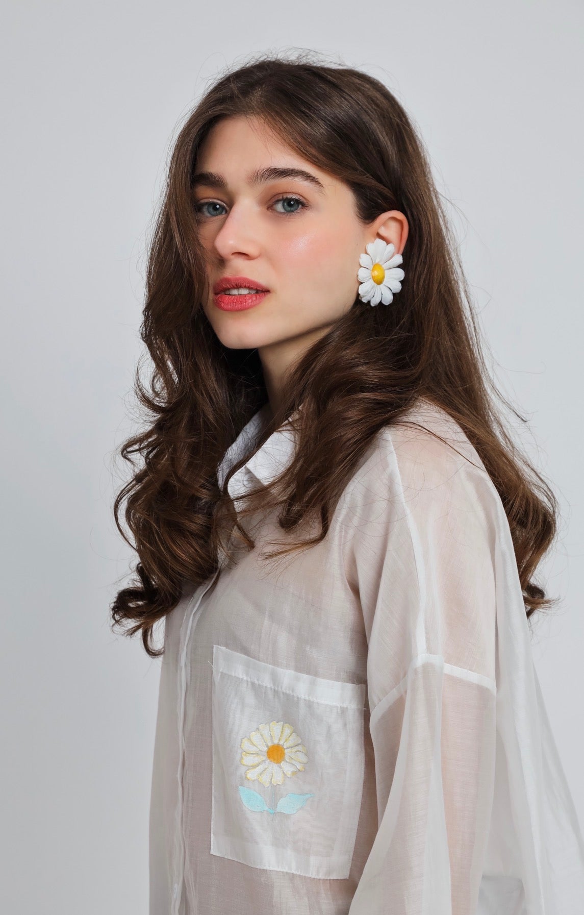 “Painted Daisy” silk shirt in white