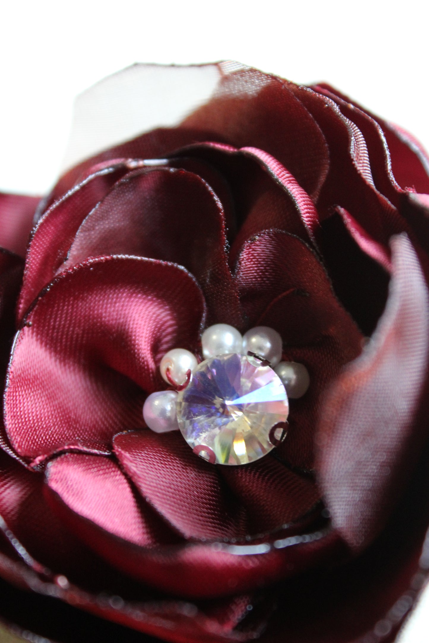 Eve brooch in burgundy