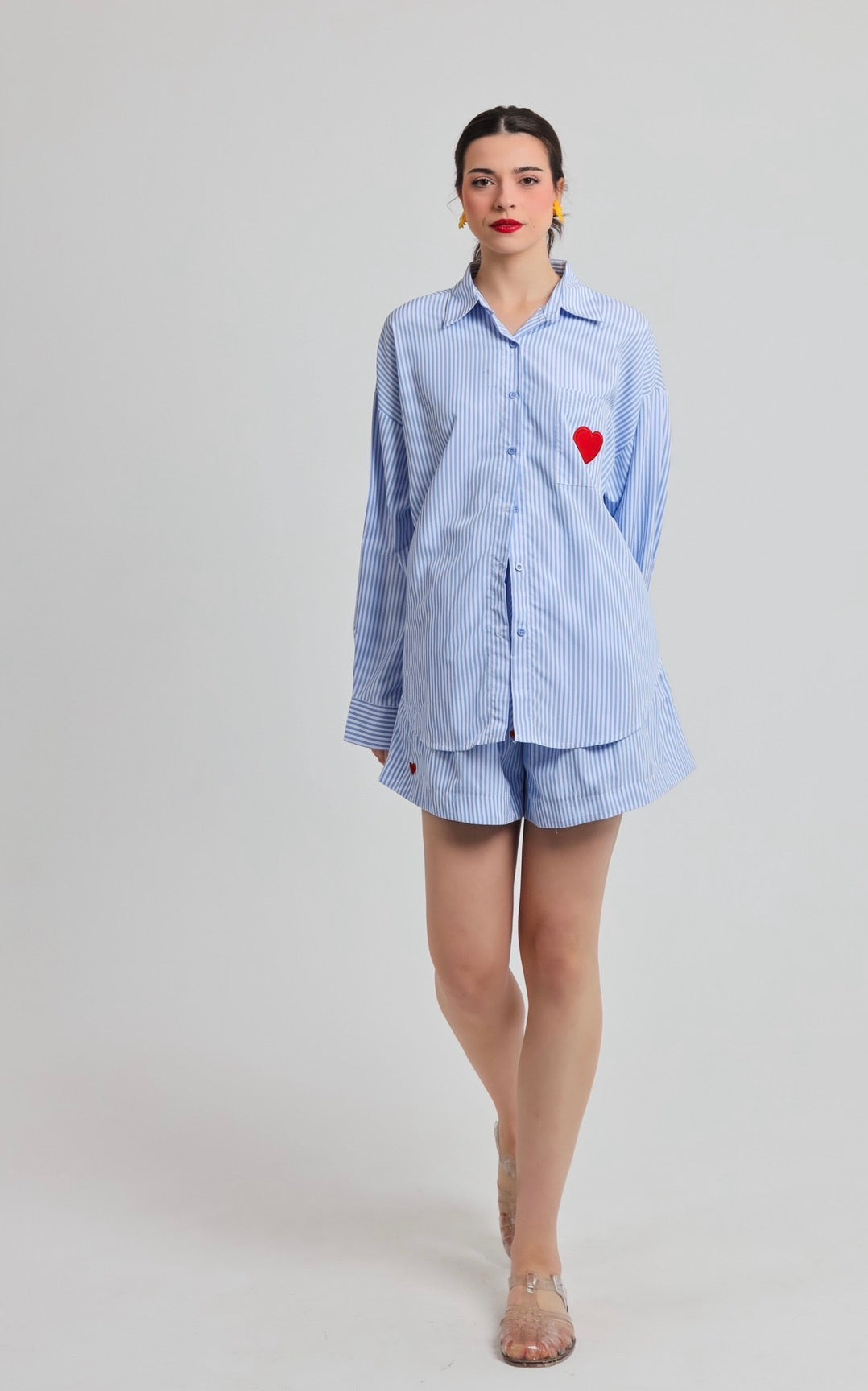 “Campanula” shorts in white with blue stripes