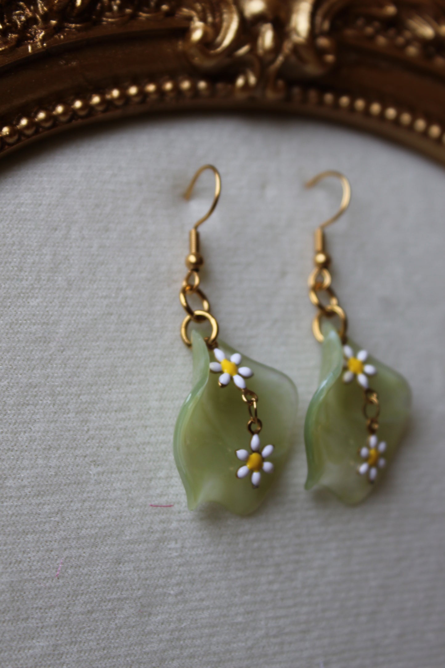 “Daisies with twist” earrings