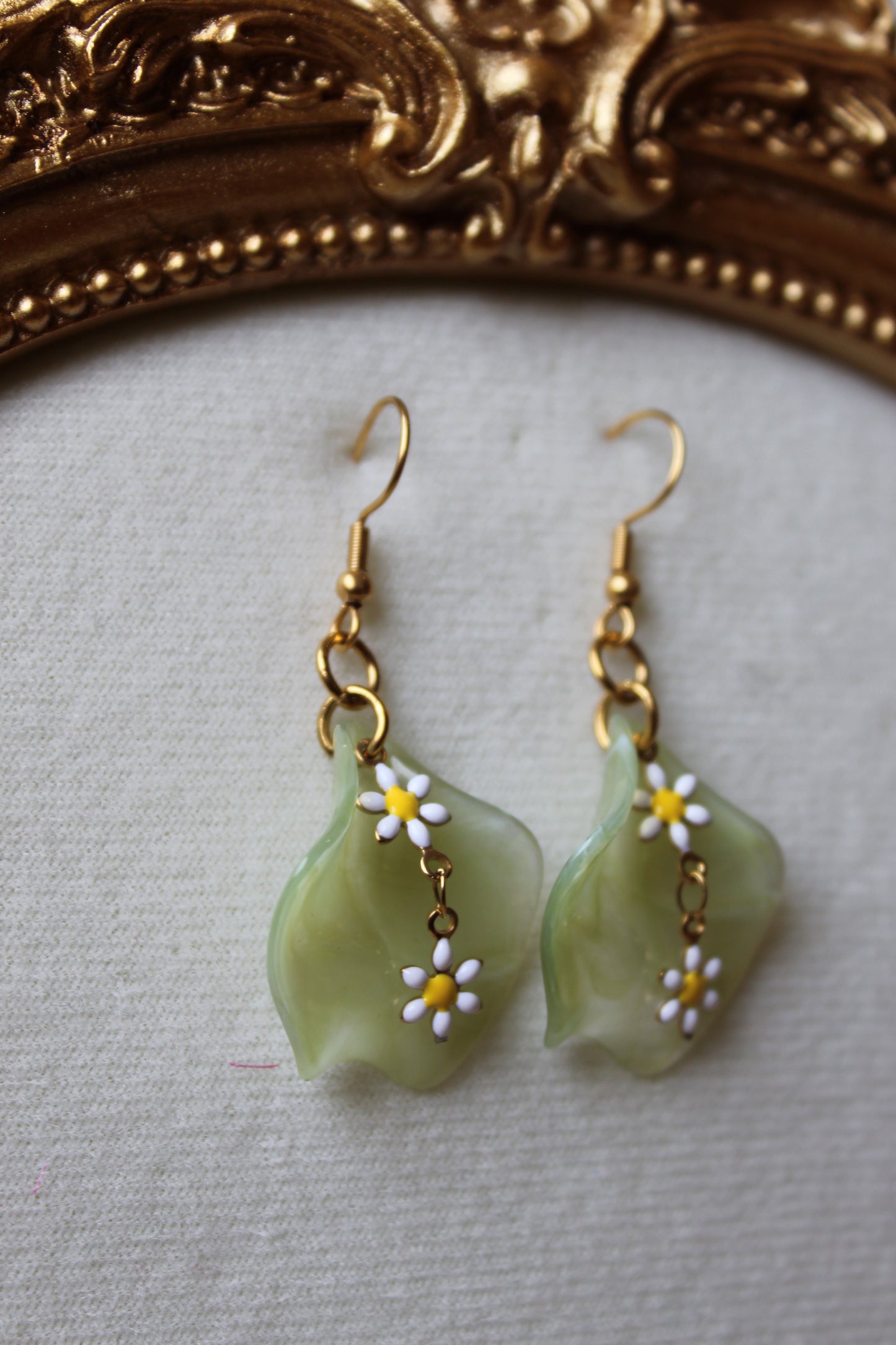“Daisies with twist” earrings