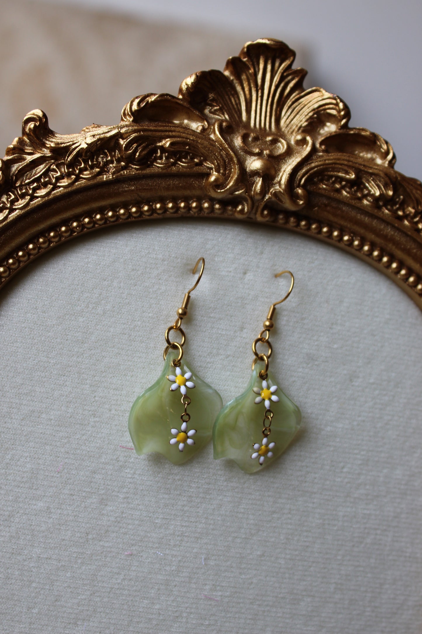 “Daisies with twist” earrings